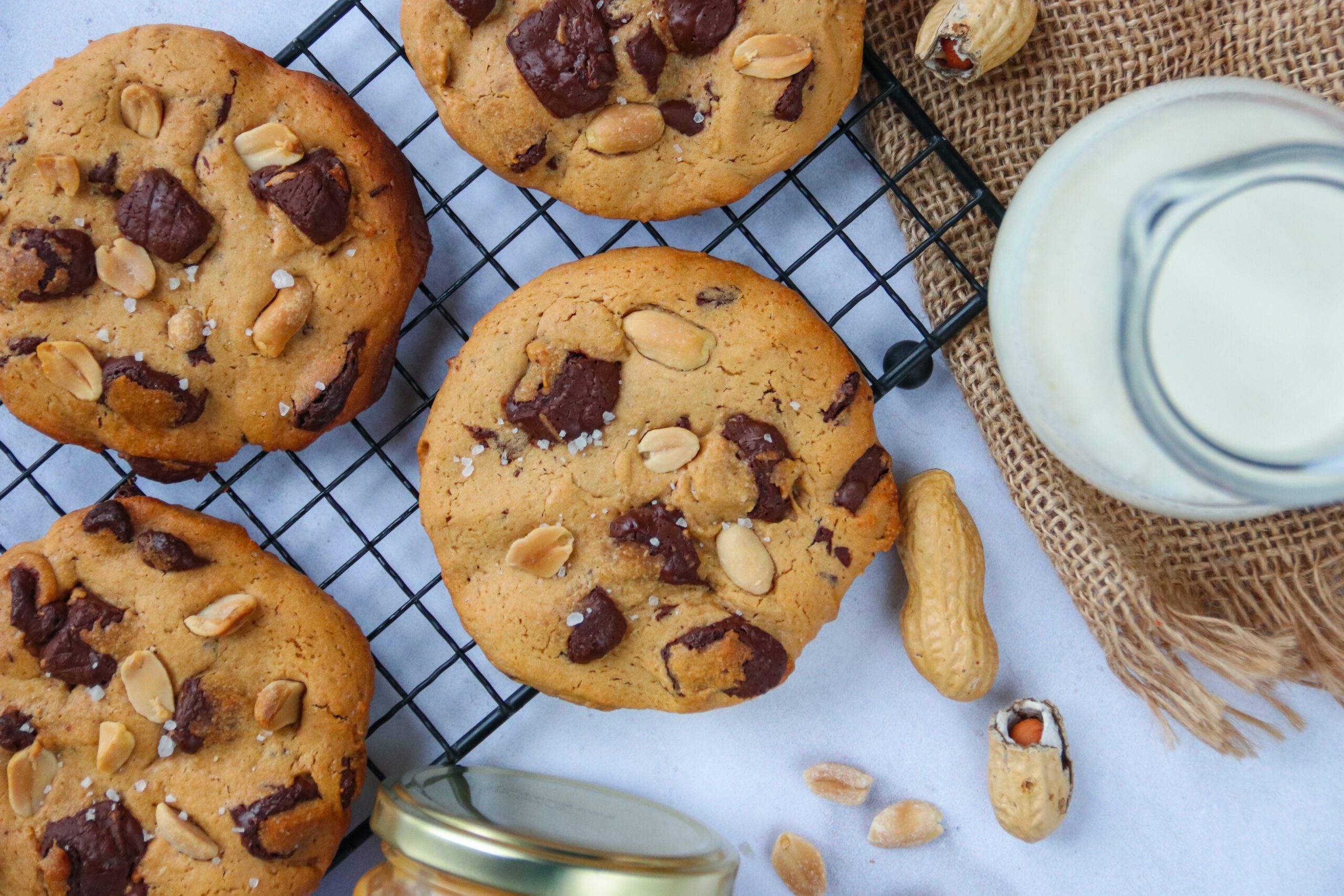 Une délicieuse boîte de cookies tout juste sortis du four